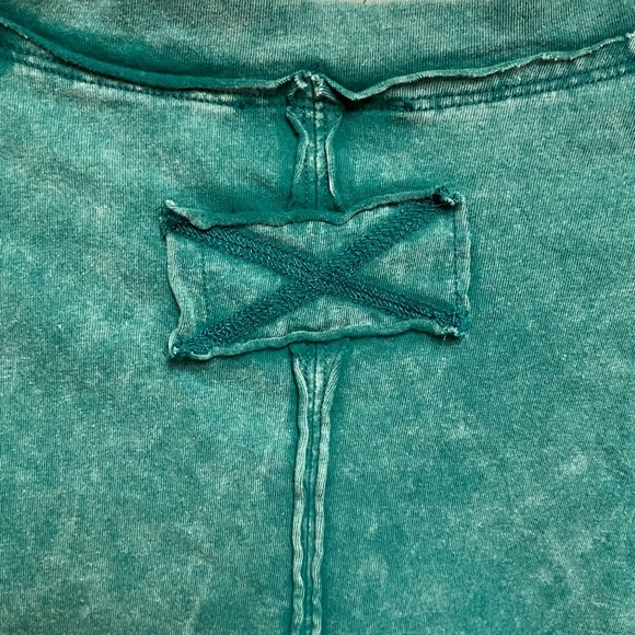 ZENANA. Turquoise/Green Long Distressed Sleeve Shirt. HAS THUMB HOLES. Size L. - Picture 6 of 6